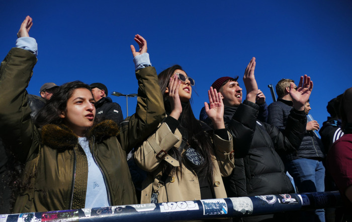 Die Jugendgruppe „WIR SIND HIER!“ zu Gast bei Fanprojekt Babelsberg. Foto ©: Alexander ‚Ali‘ Rönisch