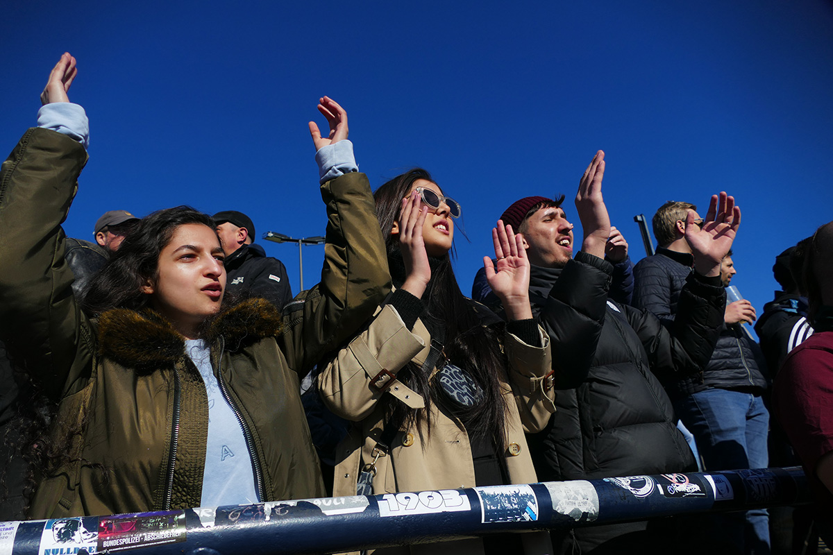 Die Jugendgruppe „WIR SIND HIER!“ zu Gast bei Fanprojekt Babelsberg. Foto ©: Alexander ‚Ali‘ Rönisch